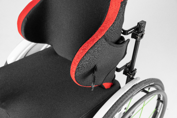 Close up image of the wings on the red manta classic, showcasing swing away laterals.