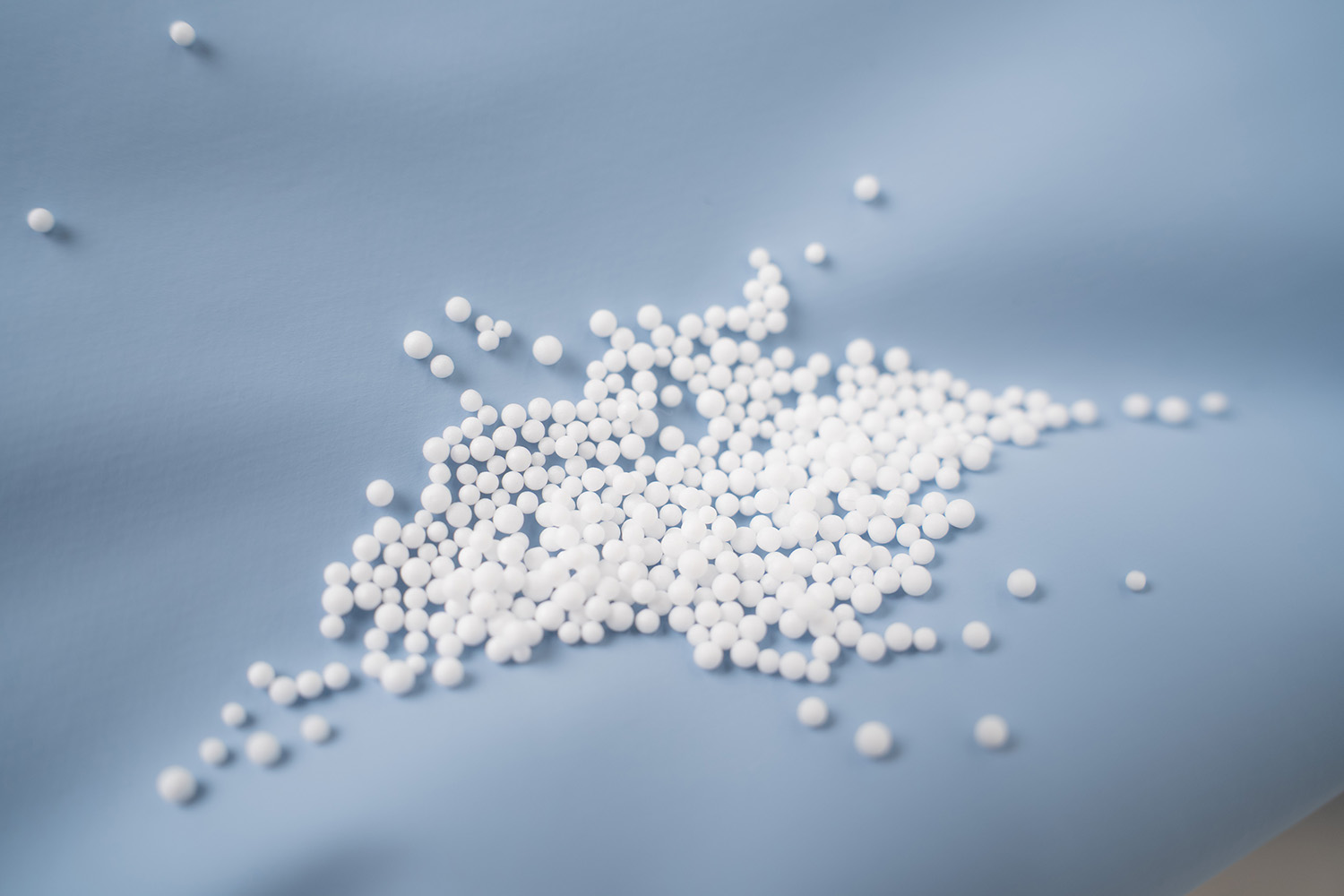 SleepShape microbeads fill shown on the light blue cover of the positioning cuhsion.
